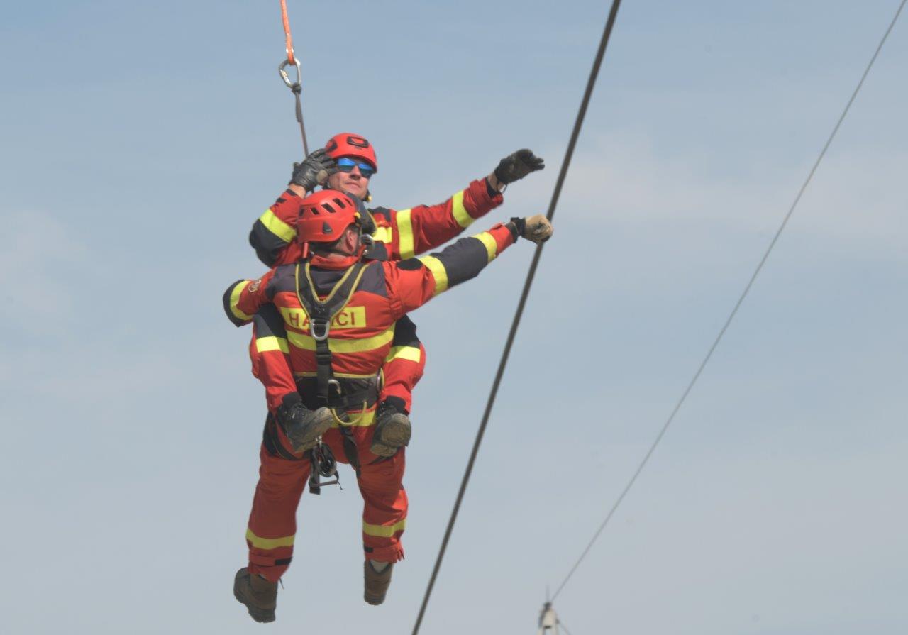 02 - Cvičenie hasičov na vysokonapäťovom vedení v Bystričanoch